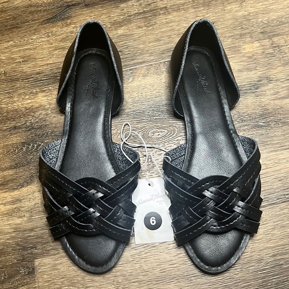 NWT Universal Threads Black Crisscross Sandals Size 6 - Picture 1 of 5